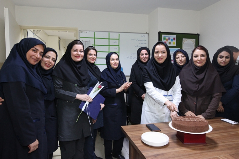 گرامیداشت روز ملی کیفیت در بیمارستان دکتر شریعتی با تقدیر از تلاش‌های دفتر بهبود کیفیت