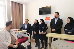 عیادت مدیر رفاه و سلامت کارکنان دانشگاه علوم پزشکی تهران از کارکنان بستری در بیمارستان شریعتی