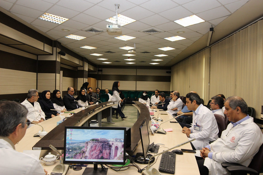 جلسه هیئت رئیسه بیمارستان دکتر شریعتی با روسای بخش ها برای قدردانی از زحمات اعضای هیئت علمی و کادر سلامت در ایام جنگ و برنامه ریزی آتی