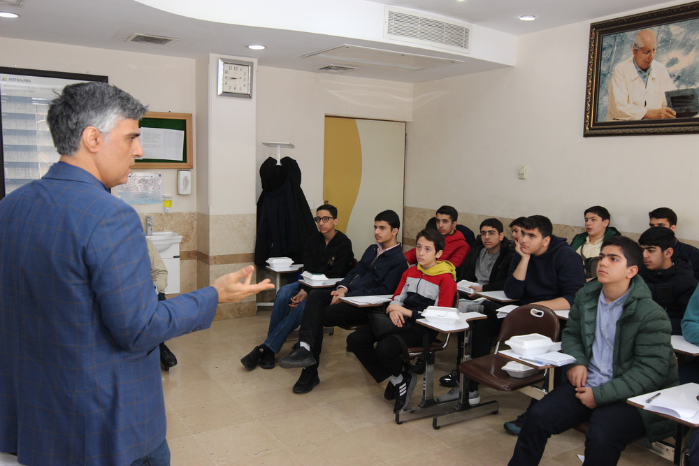 بازدید دانش‌آموزان مدرسه نیک‌پرور علوی از  بخش ارتوپدی بیمارستان دکتر شریعتی